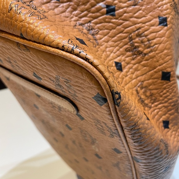 MCM Liz large reversible tote with clutch and extra strap. Great condition - Picture 11 of 15